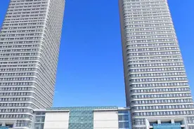内蒙古第一高楼有点“怂”：离中国最高楼，差了一座东方明珠图片