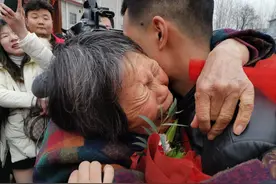 河南男子23年前弄丢弟弟，至今单身未娶！一个小视频让他找回弟弟……图片