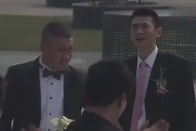 新郎睡过头迟到，新娘当场悔婚，一番话让新郎惭愧低头视频封面