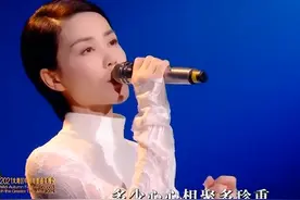 王菲罕见开嗓，镜头扫到谢霆锋满面羞涩，复合后首次同台暗暗撒糖图片