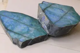 这样的翡翠原石看着不怎么样，做出来的手镯效果真好！图片