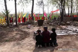 接姑姑送娘娘，沿途百姓虔诚跪拜感天动地，延续4300年的古民俗图片