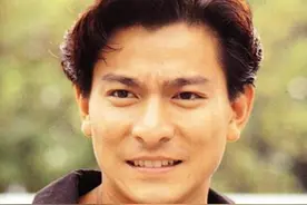 刘德华帮亲弟已成富豪，亲姐却穷困潦倒，他为何说：绝对不帮她图片