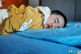 凌晨两点起床排队，年轻妈妈带孩子北漂求医有多难，常人难以想象图片