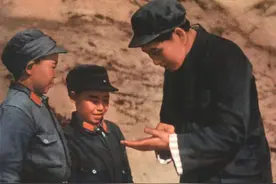毛主席和两个小八路聊天时被摄影师抓拍，聊天内容过了47年才披露图片