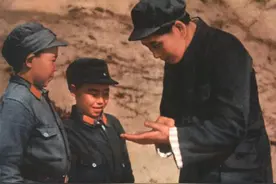 毛主席和两个小八路聊天时被摄影师抓拍，聊天内容过了47年才披露图片