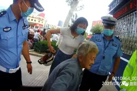 警车拖走八旬老人的三轮车？图片