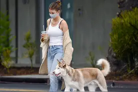小李子现女友街头遛狗，外套半“挂”着玩混搭，不好好穿却显时髦图片