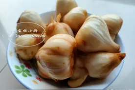实拍内蒙农村腌咸蒜，比糖蒜好吃，腌上一大桶，吃一年都不坏图片
