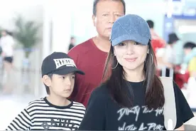 12岁顶顶长相帅气像爸爸，身高接近妈妈董洁，网友：第二个杨洋图片