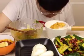 宠物博主让狗当大胃王，一次吃100种零食！网友怒了图片