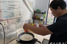 宁波这个“外卖大叔”热心肠！连续4年给小区孤寡老人送长寿面图片