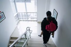 真女儿奴！邓超背小花下楼梯父爱浓，孙俪视角的父女俩温馨感人图片