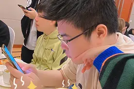 韦神与蜜蜂感情一波三折，世界第一女AK被嫌弃，网友瞬间坐不住了图片