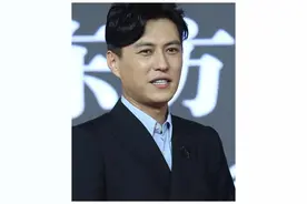 41岁靳东全家生活近照，影后妻子素颜美艳水嫩，现带儿子渐隐退图片
