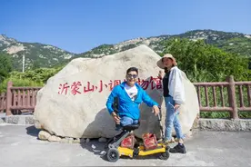 励志丨无腿勇士双手登顶天蒙山，生命中没有挫折只有征服!图片