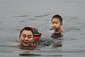 带3岁的儿子去游泳，孩子眼神不一般，网友评论：这眼神太有戏图片