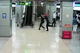 乘务管理员勇抓“色狼”上热搜“你飞扑的样子真帅”图片