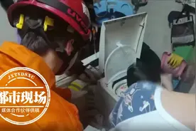 妈妈接电话把孩子放在洗衣机上，30月大的男孩“钻”进甩干桶图片