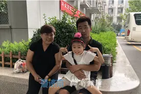 7岁女孩左脚变形仍坚持跳舞 百万粉丝点赞关注 目前已来济检查图片