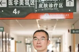 甘当老百姓的“皮肤卫士”：厦门医学院附属第二医院皮肤科主任纪明开为患者治疗疑难病图片