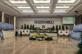 著名歌手海峰遗憾离世，让大家惋惜不已，许多人纷纷前来参加葬礼图片