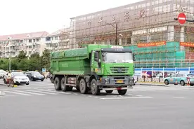 大型货车右转必停来了~ 虹口施行起来到底如何？图片