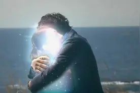 年轻帅哥对老太婆求婚，本以为会是段忘年恋，没想到奇迹发生了视频封面
