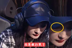 杨幂难受了？表演赛后和久诚飞牛5排到凌晨3点，全程使用辅助图片