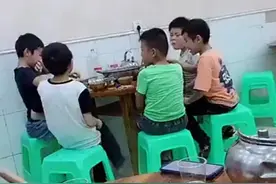 五个小朋友“一起聚餐”火了，孩子需要友谊，这是一种珍贵的情感图片
