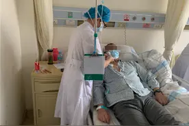 60岁父亲肠癌去世，博士儿子忏悔：忽略症状，才走到晚期这一步图片