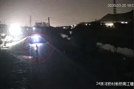 宅在农村老家的女孩出门夜跑，老父亲不放心，骑电动三轮车在后面为她照明，不料开进了河塘里图片