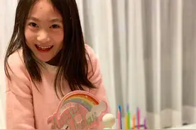 李小鹏女儿奥莉近照，表情调皮五官认不出，长得越来越像妈妈图片