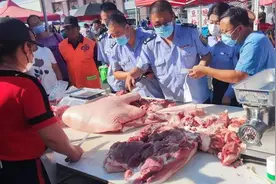 无检验检疫证明，锡林浩特一家早市猪肉摊点被查图片
