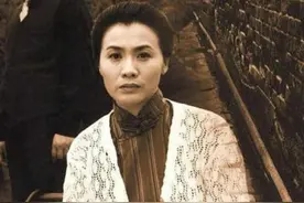 上海一女老板资助落难青年，20年后对方成兵团司令，是如何报恩的图片