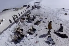 现实版“绝地求生”：坠机后，他们靠“同伴”在雪山生存了70天图片
