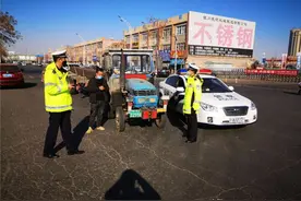 「严查」永宁交警切割非法改装四轮板车图片