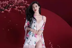 31岁超模何穗维密大片曝光，中国风配色秀身材，红唇魅惑太性感图片