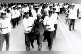 1985年，他霸占医院当“皇帝”，强纳护士为妃，如今不愁吃喝图片