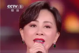 央视国庆晚会：谢霆锋素颜仍帅气，刘涛打扮俗气，黄品源假发明显图片