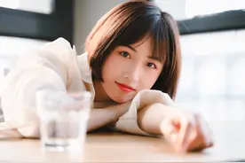 搞笑gif动图段子：都回来了吗？前不凸，后不翘，小小A罩，可笑图片