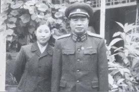 女红军被地主霸占受屈辱，26年后丈夫成开国上将，怎么回事？图片