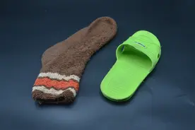 袜子有破洞别急着扔，把袜子套在拖鞋上有大作用，看完长见识了图片