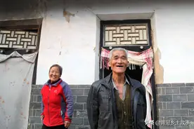 陕西7旬农民大叔，把水烟袋和军用水壶当成传家宝，背后有故事图片