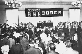 1980年溥仪追悼会，弟弟溥杰强忍悲伤，骨灰被迁至华龙皇家陵园图片