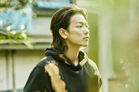 佐藤健一改帅气形象，新片留胡渣演颓废青年图片