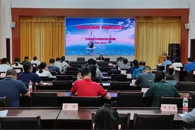 市信访局信访督查专员吴丽霞为市科级公务员任职培训班作专题讲座图片