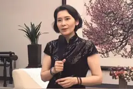 肖雄老了穿衣真简朴，黑旗袍配双老布鞋，轻盈典雅透着书卷气图片