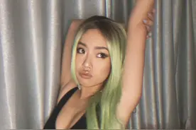 王菊换绿发新造型 美艳欧美风装扮秀火辣身材图片