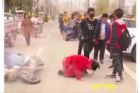 母亲当街向儿子下跪磕头，崩溃哭泣：求求你，回去上学吧图片